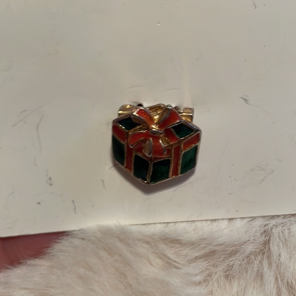 Vintage red and green Christmas present brooch - Picture 5 of 8